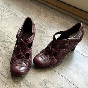 Clarks Burgundy Swirl Crossover Chunky High Heels Elegant and Versatile Sz 9.5
